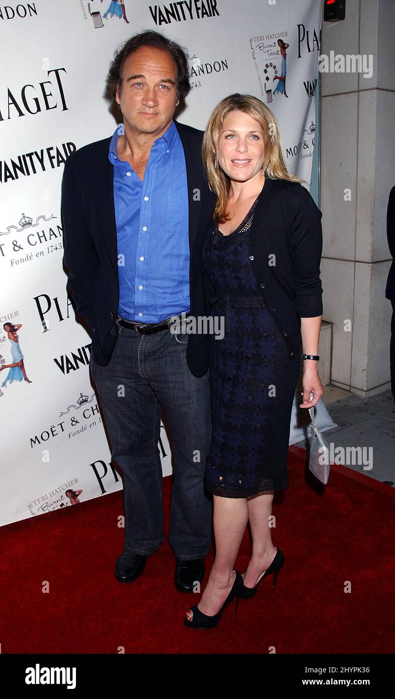 James Belushi et Jennifer Sloan participent à une fête pour célébrer le lancement de « Burnt Toast & Other philosophies of Life by Teri Hatcher » à Beverly Hills. Photo : presse britannique Banque D'Images