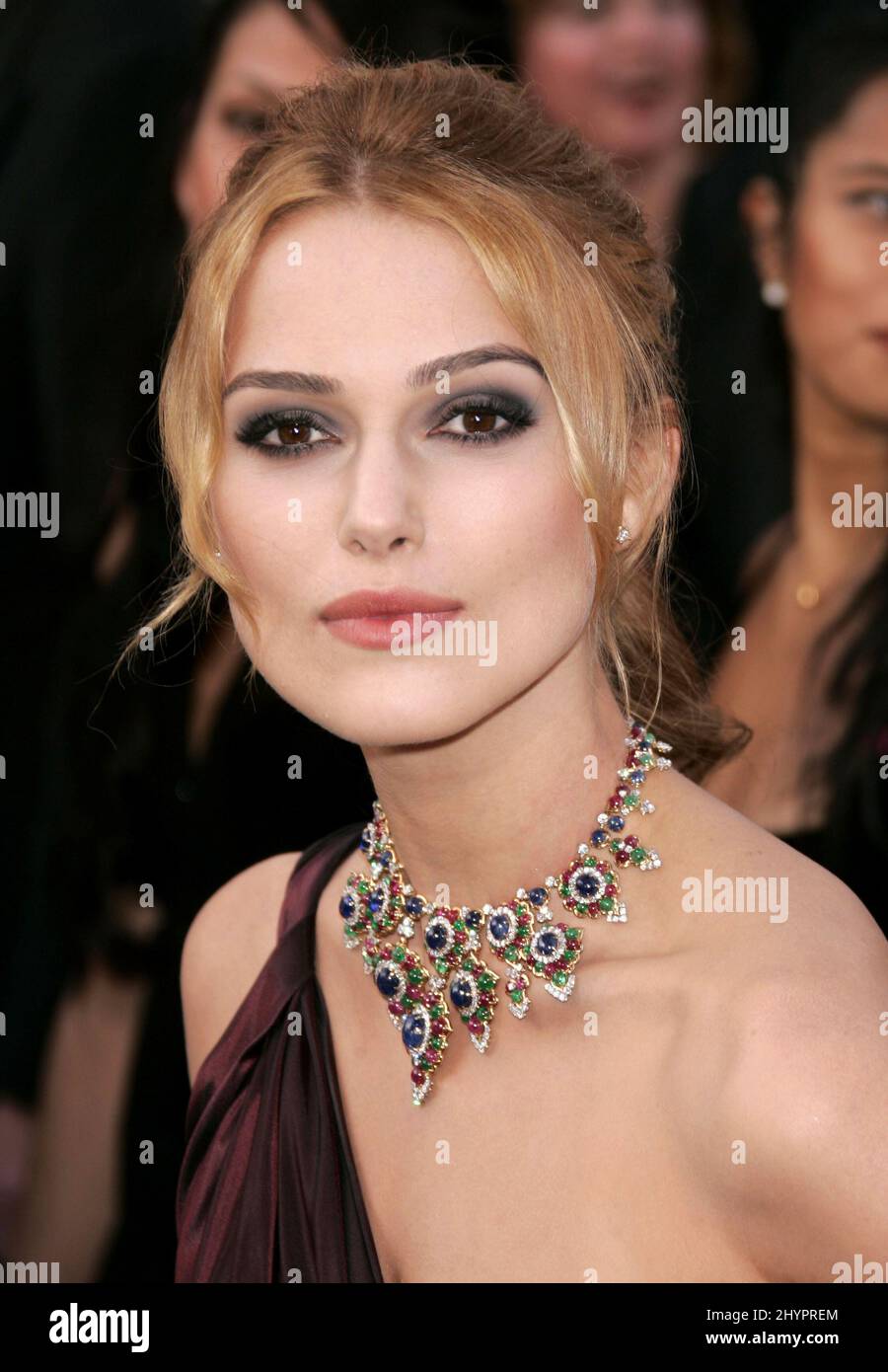 Keira Knightley assiste aux Oscars annuels 78th de l'Académie au Kodak Theatre. Photo : presse britannique Banque D'Images