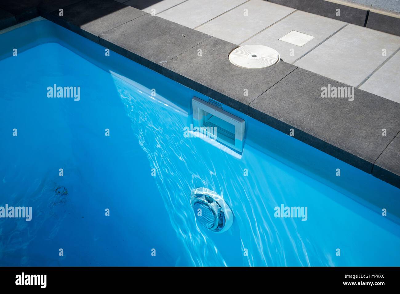 skimmer à filtre profond et lumière d'une petite piscine privée d'une villa dans un complexe résidentiel playa blanca lanzarote, îles canaries, espagne Banque D'Images