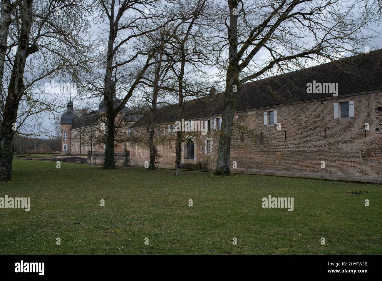 Pierre-de-Bresse, France - 21 février 2022 : le château de Pierre-de-Bresse est un château de 17th ans en Bourgogne-Franche-Comté. Nuageux hiver d Banque D'Images