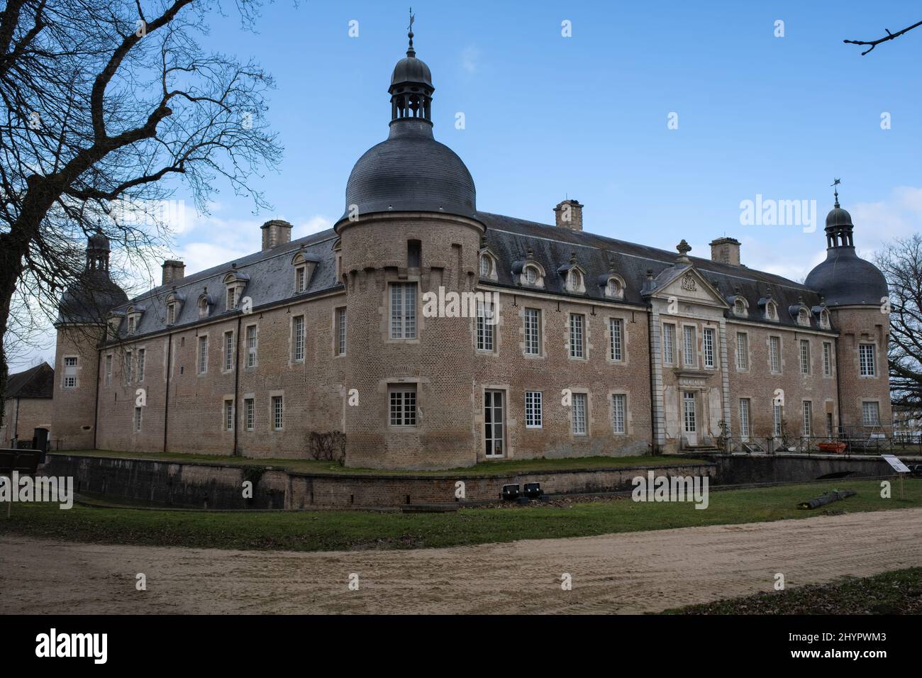 Pierre-de-Bresse, France - 21 février 2022 : le château de Pierre-de-Bresse est un château de 17th ans en Bourgogne-Franche-Comté. Nuageux hiver d Banque D'Images