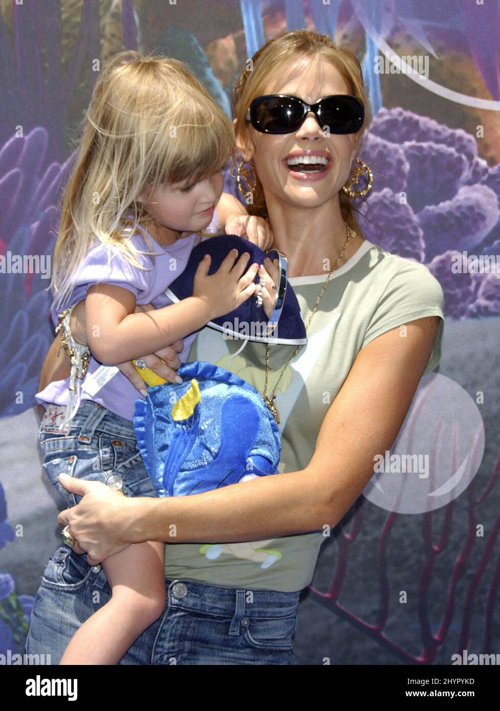 Denise Richards participe à l'inauguration du « Finding Nemo Submarine Voyage » à Disneyland. Photo : presse britannique Banque D'Images