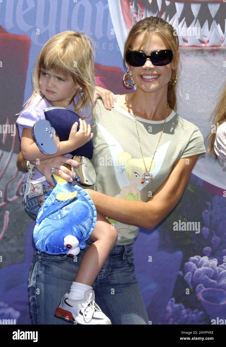 Denise Richards participe à l'inauguration du « Finding Nemo Submarine Voyage » à Disneyland. Photo : presse britannique Banque D'Images