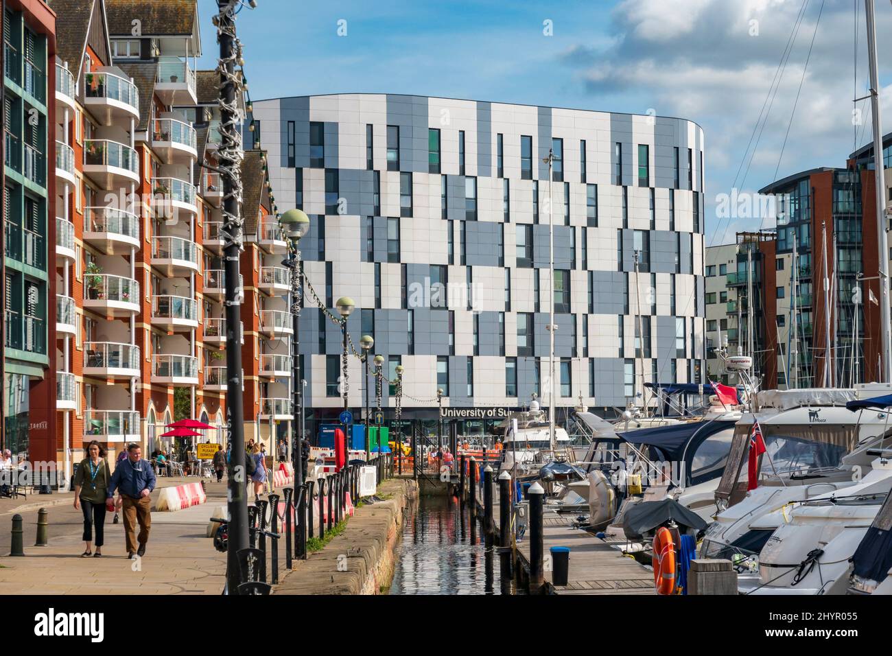 Une chaude journée d'automne pendant Covid sur Ipswich Water front, occupé avec des visiteurs, Suffolk, Royaume-Uni Banque D'Images