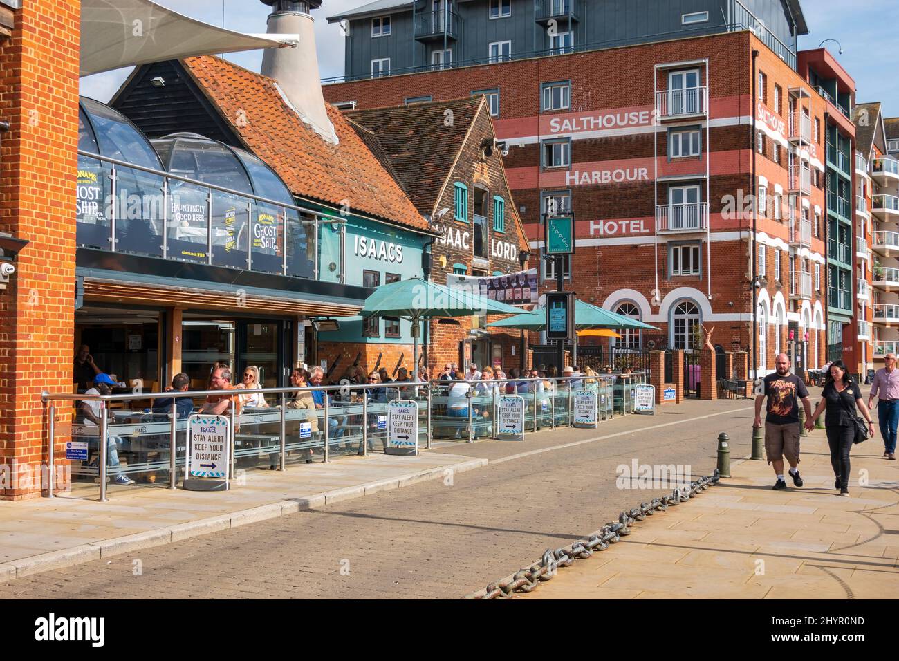 Une chaude journée d'automne pendant Covid sur Ipswich Water front, occupé avec des visiteurs, Suffolk, Royaume-Uni Banque D'Images