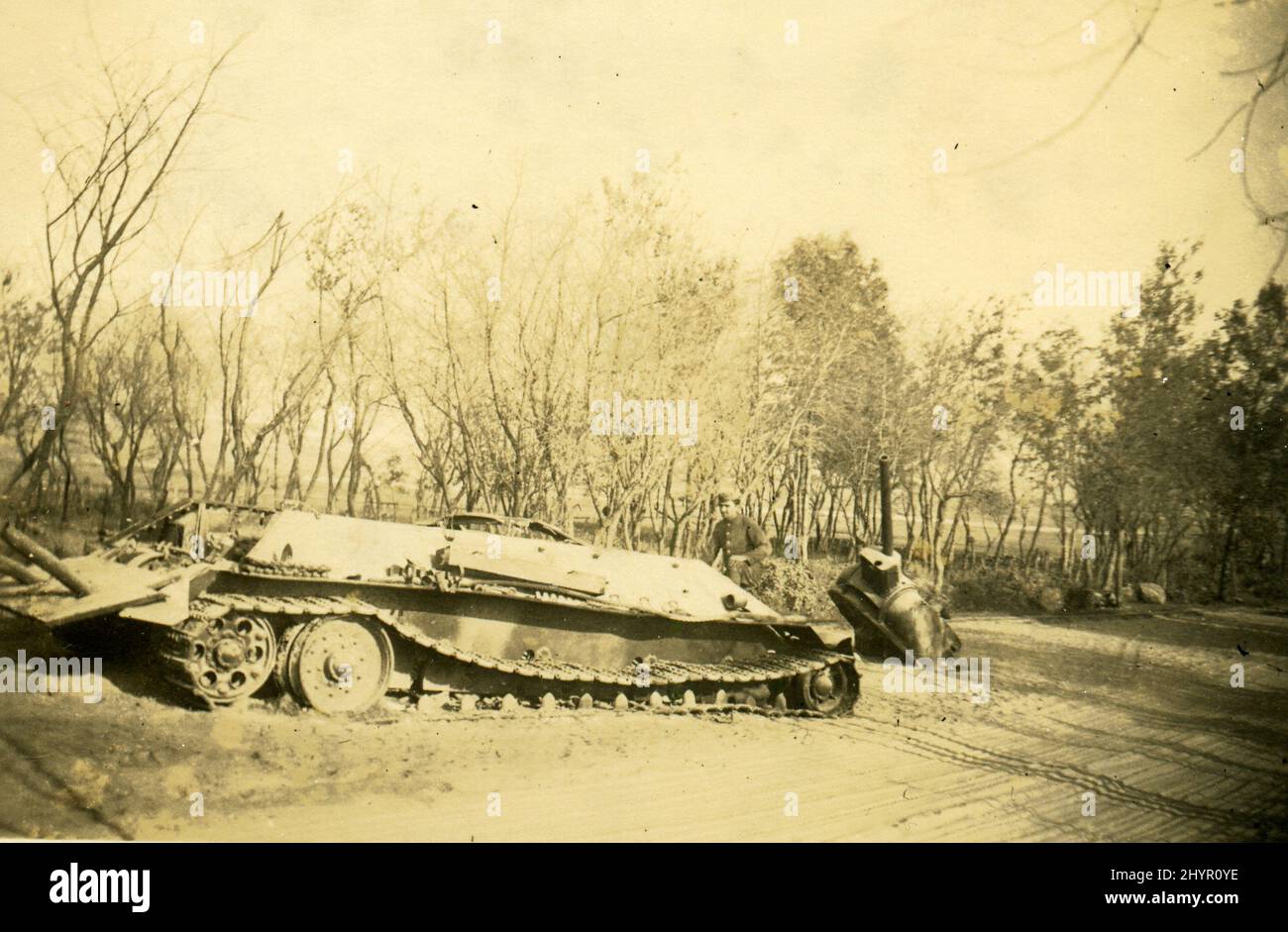 La Seconde Guerre mondiale WW2 des soldats allemands envahissent l'URSS - 22 juillet 1941, wehrmacht - Vicebsk, Bélarus - opération Barbarossa - char russe de panzer détruit Banque D'Images