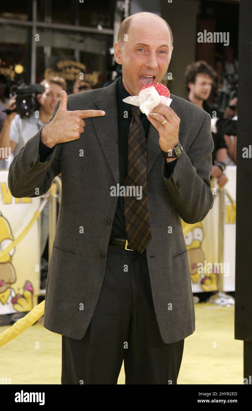 DaN Castellaneta participe à la première mondiale de 'The Simpsons Movie' qui s'est tenue au Mann's Village Theatre en Californie. Photo : presse britannique Banque D'Images