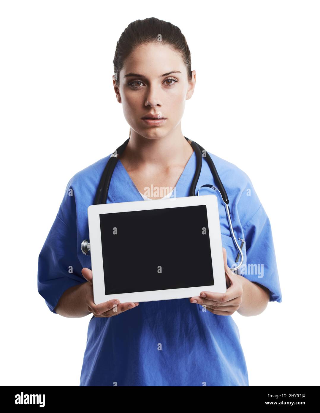 Préféreriez-vous une consultation médicale en ligne. Studio de photo d'un beau jeune médecin vous montrant l'écran vide d'une tablette numérique contre un Banque D'Images