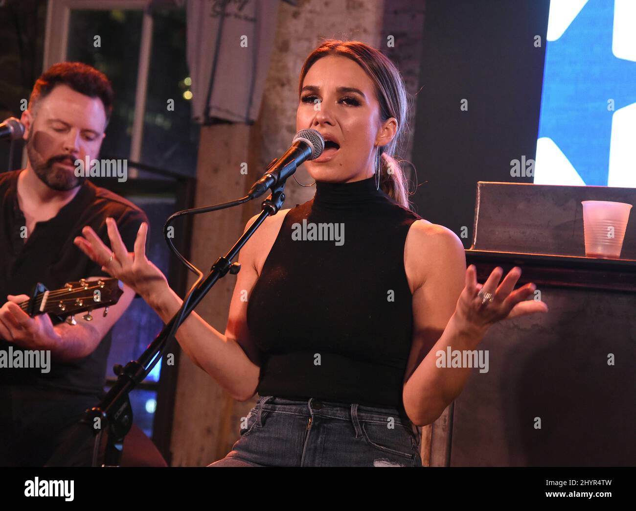 Jessie James Decker sur scène au Whiskey Row Tornado relief concert organisé par Mitchell Tenpenny et ses amis au Dierks Bentley's Whiskey Row à Nashville, Tennessee., le 9 mars 2020 Banque D'Images