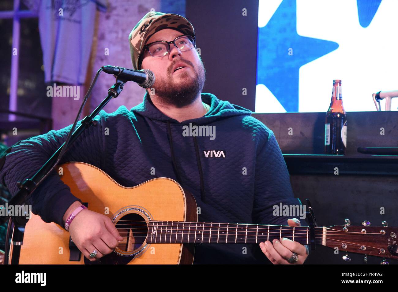 Mitchell Tenpenny sur scène au Whiskey Row Tornado relief concert organisé par Mitchell Tenpenny et ses amis au Dierks Bentley's Whiskey Row à Nashville, Tennessee. Le 9 mars 2020 Banque D'Images