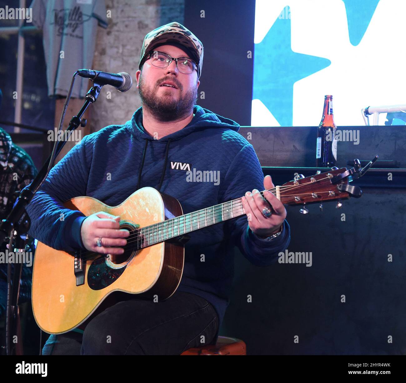 Mitchell Tenpenny sur scène au Whiskey Row Tornado relief concert organisé par Mitchell Tenpenny et ses amis au Dierks Bentley's Whiskey Row à Nashville, Tennessee. Le 9 mars 2020 Banque D'Images