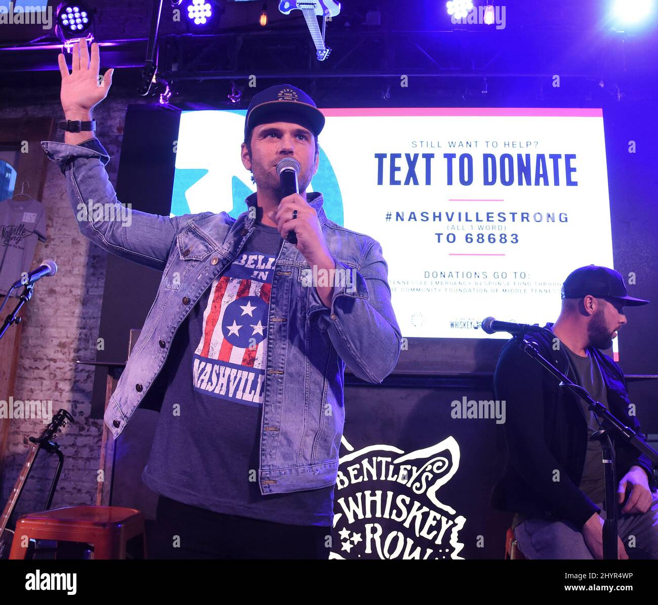 Chuck Wicks et Chase Irwin sur scène au Whiskey Row Tornado relief concert organisé par Mitchell Tenpenny & Friends au Dierks Bentley's Whiskey Row à Nashville, Tennessee., le 9 mars 2020 Banque D'Images