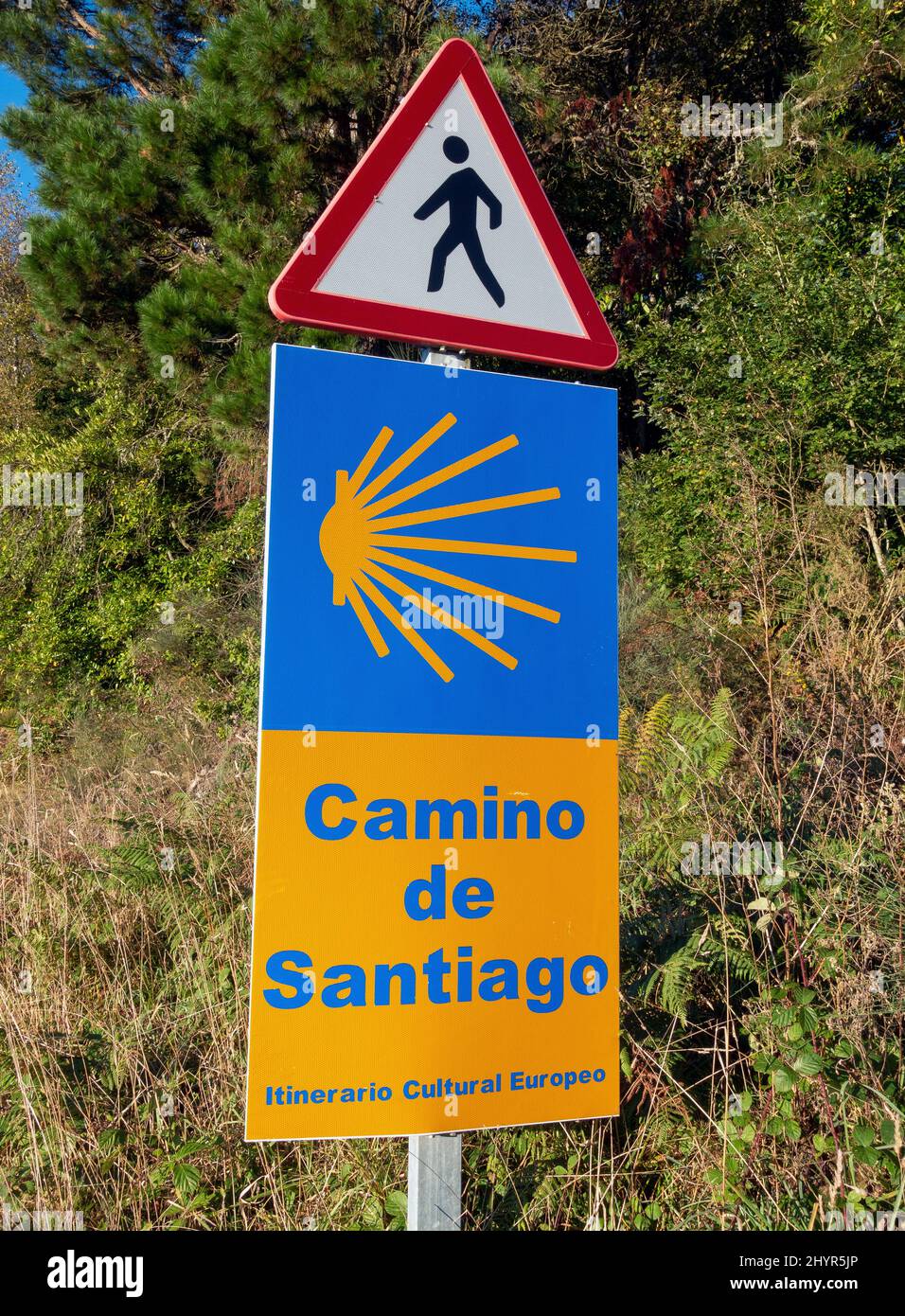 Signalisation routière avertissant les conducteurs de pèlerins traversant la route sur le Camino de Santiago en Espagne Banque D'Images