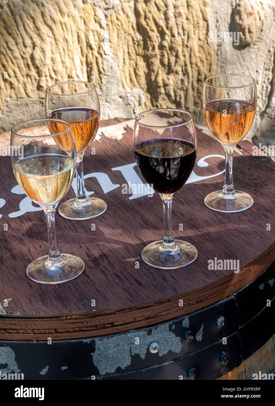 Verres à vin remplis d'une variété de vins dans la région de la Rioja en Espagne Banque D'Images