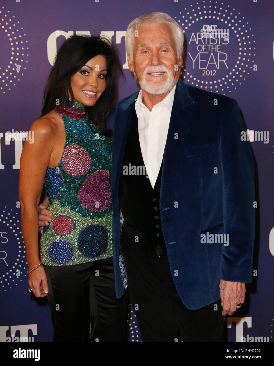 PHOTO DU FICHIER: La superstar de la musique country Kenny Rogers est passée de causes naturelles à la maison en Géorgie entouré par la famille à l'âge de 81 ans. 3 décembre 2012 Franklin, TN. Kenny Rogers et Wanda Rogers CMT 2012 artistes de l'année à l'usine Banque D'Images