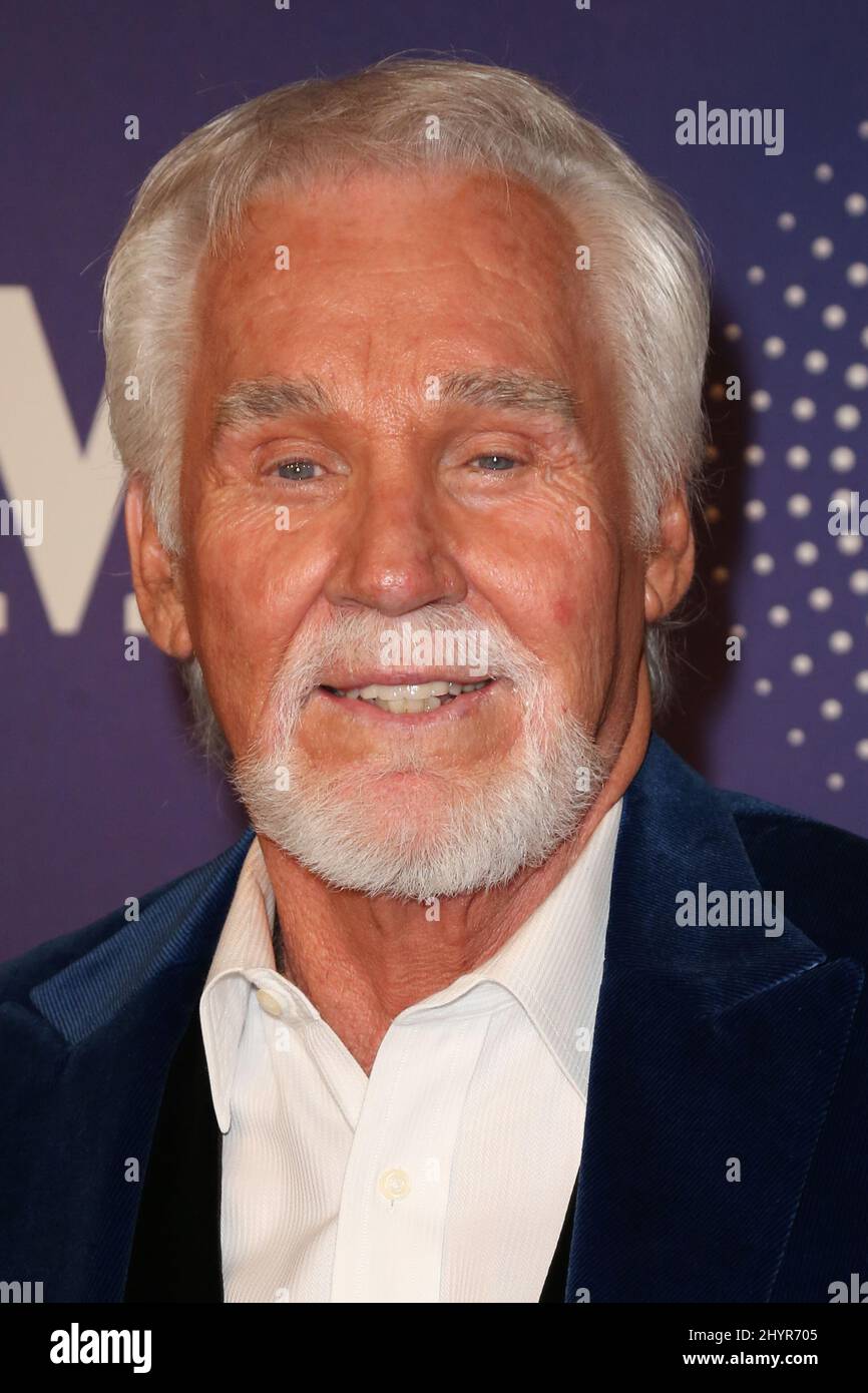 PHOTO DU FICHIER: La superstar de la musique country Kenny Rogers est passée de causes naturelles à la maison en Géorgie entouré par la famille à l'âge de 81 ans. 3 décembre 2012 Franklin, TN. Kenny Rogers CMT 2012 artistes de l'année à l'usine Banque D'Images