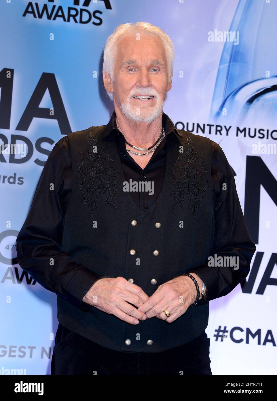 PHOTO DU FICHIER: La superstar de la musique country Kenny Rogers est passée de causes naturelles à la maison en Géorgie entouré par la famille à l'âge de 81 ans. 6 novembre 2013 Nashville, TN. Kenny Rogers Prix annuels CMA 47th au Bridgestone Arena Banque D'Images