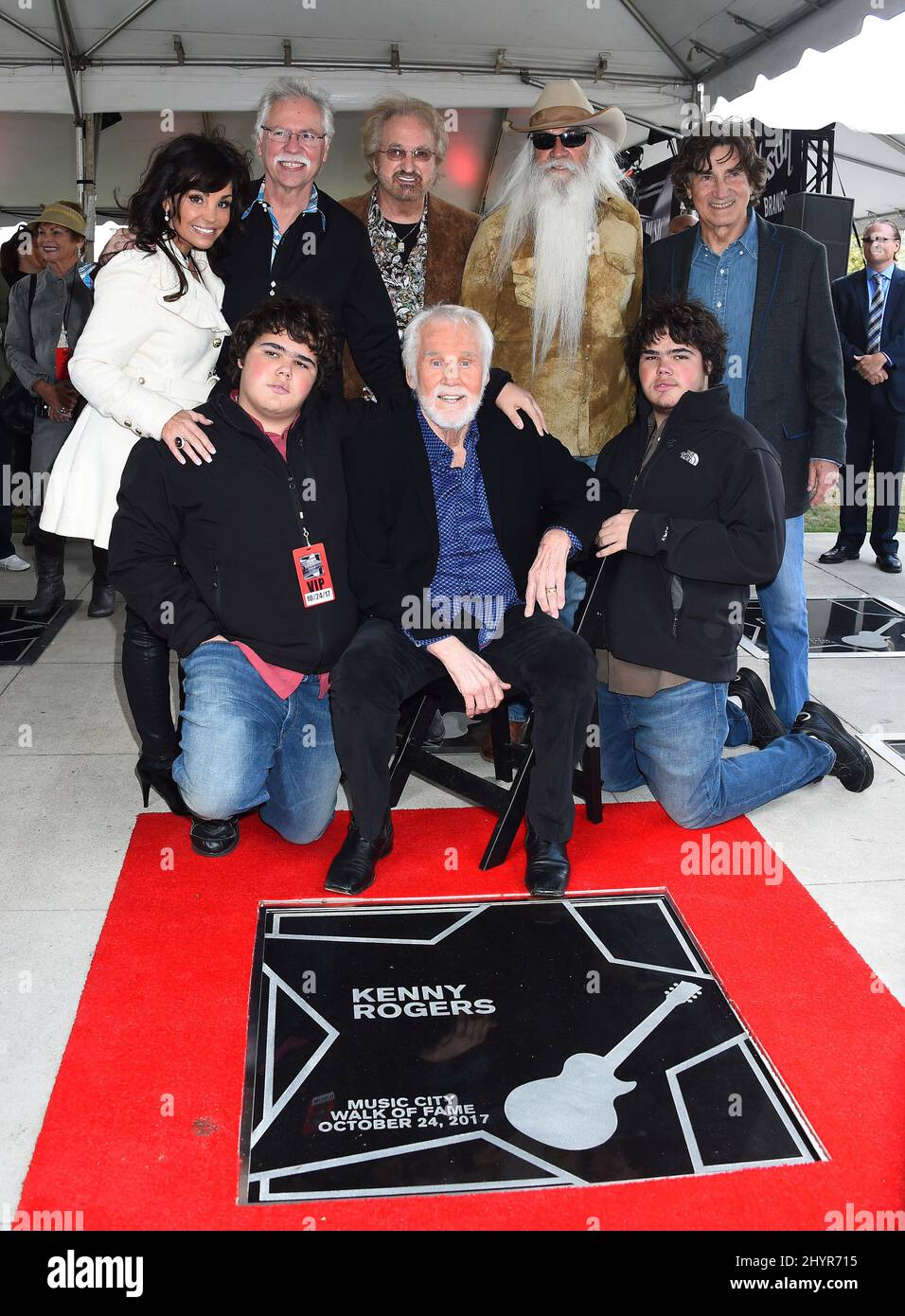 PHOTO DU FICHIER: La superstar de la musique country Kenny Rogers est passée de causes naturelles à la maison en Géorgie entouré par la famille à l'âge de 81 ans. 24 octobre 2017 Nashville, TN Wanda Rogers, Joe Bonsall, Duane Allen, William Lee Golden, Richard Sterban, Jordan Rogers, Kenny Rogers et Justin Rogers Kenny Rogers Rogers Star ont été intronisés au Music City Walk of Fame Banque D'Images