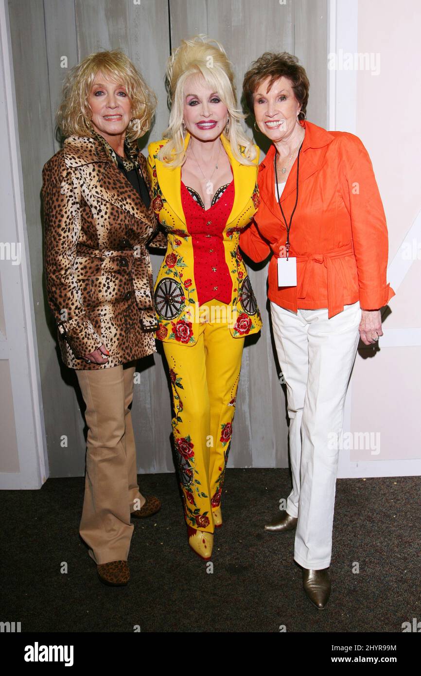 PHOTO DU DOSSIER : Jan Howard, membre de 49 ans du chanteur de pays de Grand Ole Opry, est décédé le 28 mars à l'âge de 91 ans à Gallatin, Tennessee. Hommage de Dolly Parton à porter Wagoner avec Jeannie Seely et Jan Howard Dollywood Pigeon Forge, Tennessee le 12 avril 2008 Banque D'Images