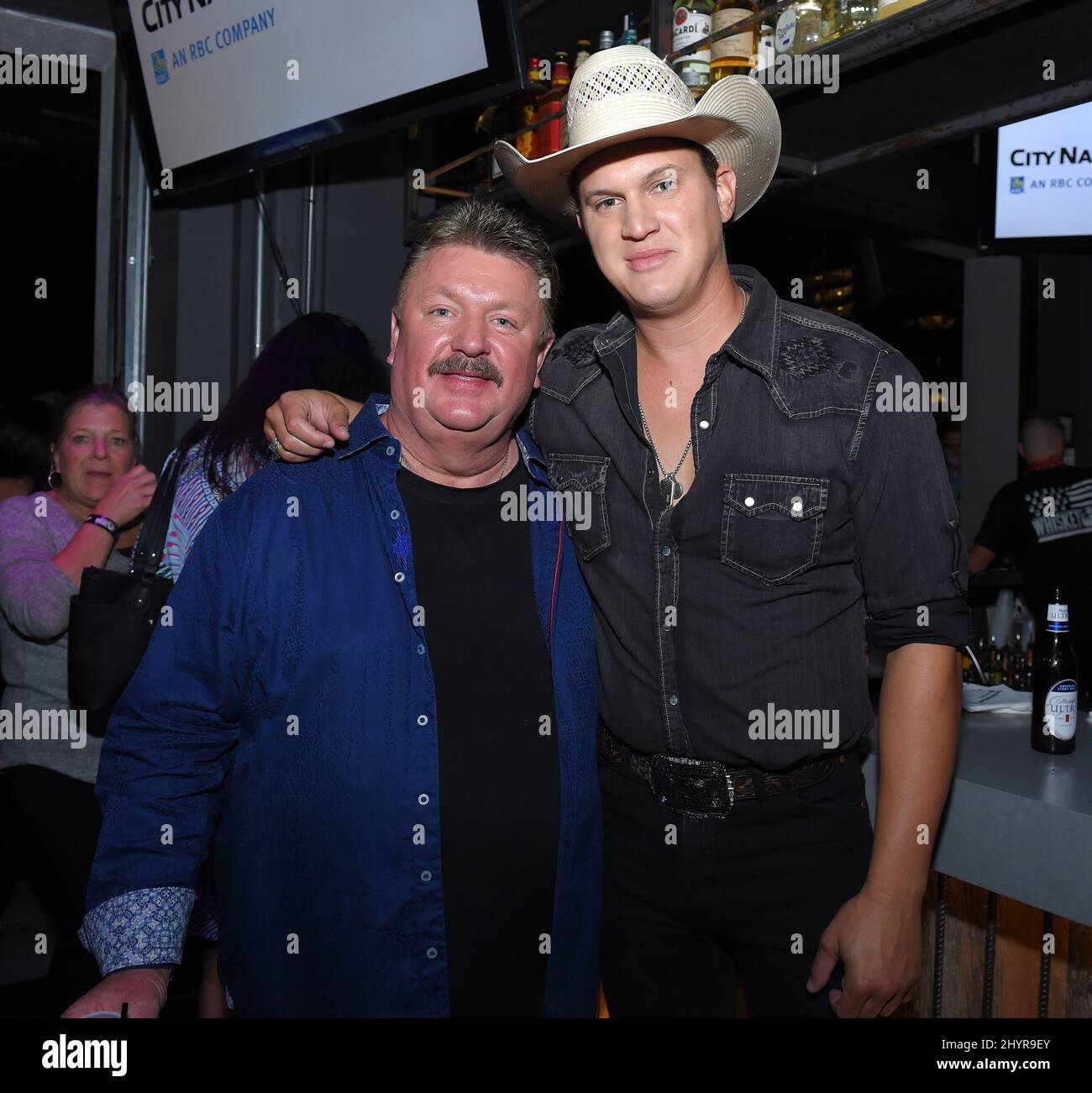 Le chanteur de campagne Joe Diffie est passé à l'âge de 62 ans après avoir subi des complications dues au coronavirus le 29 mars 2020. Joe Diffie et Joe Pardi lors de la fête annuelle de 12th de l'ACM Honors After, tenue au Dierks Bentley's Whiskey Row le 22 août 2018 à Nashville, TN. Banque D'Images