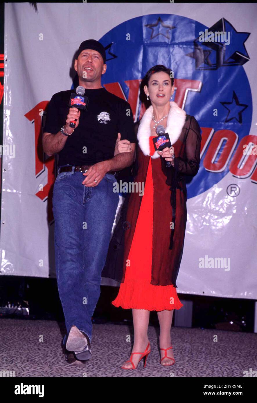 Bruce Willis et demi Moore à l'inauguration de Planet Hollywood lors du Festival du film de Cannes the1997 qui s'est tenu à Planet Hollywood le 11,1997 mai à Cannes, en France. Banque D'Images