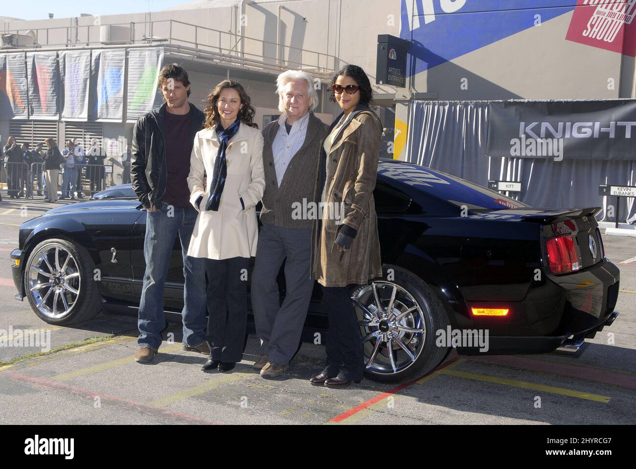 Justin Bruening, Deanna Russo, Bruce Davidson et Sydney Tamiia Poitier de la troupe Knight Rider dévoilent un KITT Mustang personnalisé aux studios NBC de Los Angeles Banque D'Images