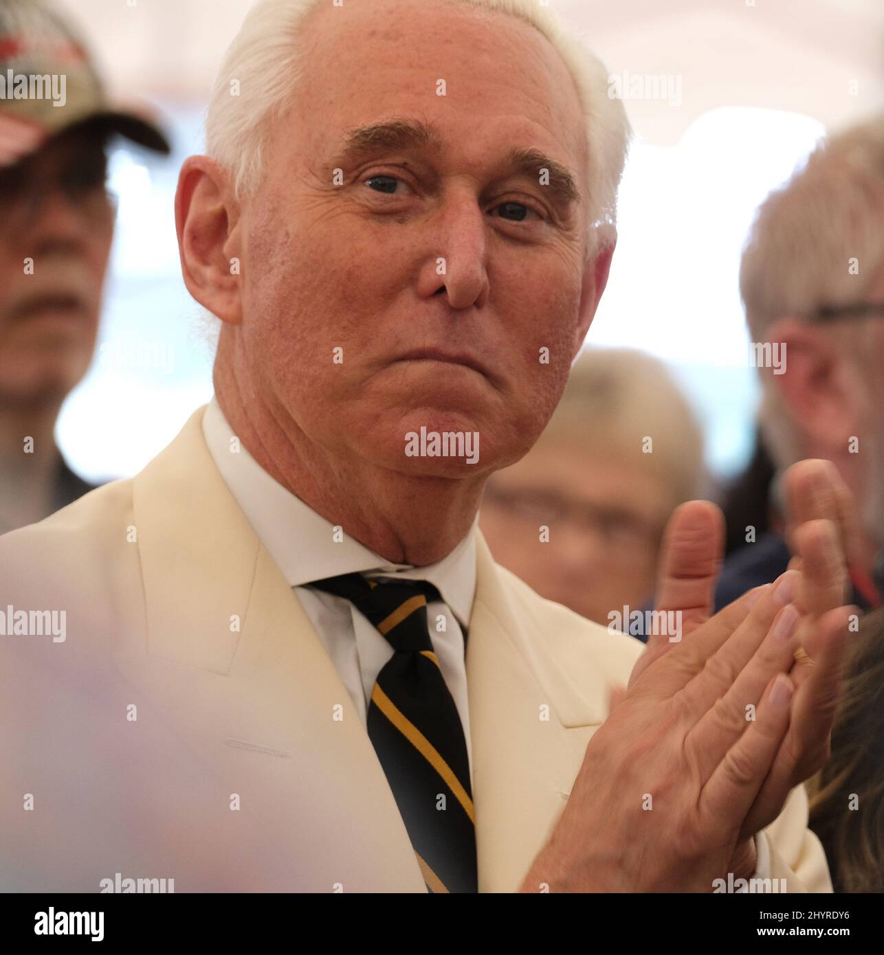 Roger Stone prêche à l'église de la Bible de Global Vision à Mt. Juliet, TN., le 30 août 2020 Banque D'Images