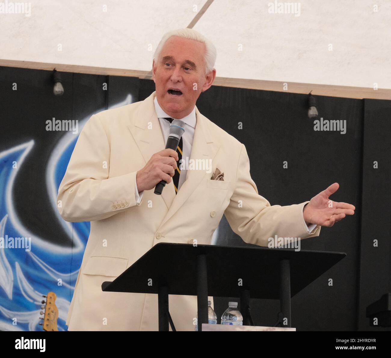 Roger Stone prêche à l'église de la Bible de Global Vision à Mt. Juliet, TN., le 30 août 2020 Banque D'Images