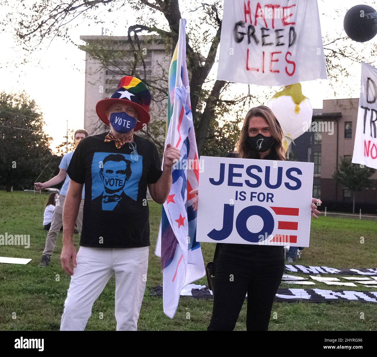 Partisans et manifestants présidentiels à l'extérieur de l'université de Belmont, où se tiendra le deuxième et dernier débat présidentiel à Nashville, Tennessee, le 22 octobre 2020. Banque D'Images