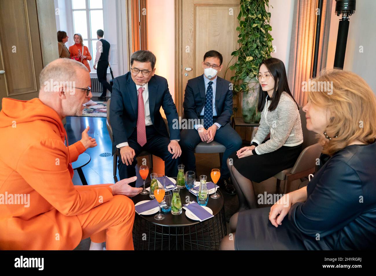 LA HAYE, PAYS-BAS - MARS 15: Président du comité national paralympique Raymon Blondel en conversation avec l'ambassadeur chinois aux pays-Bas Tan Jian lors de la cérémonie des athlètes paralympiques à Catshuis le 15 mars 2022 à la Haye, pays-Bas (photo de Jeroen Meuwsen/BSR Ageny) NOCNSF Banque D'Images