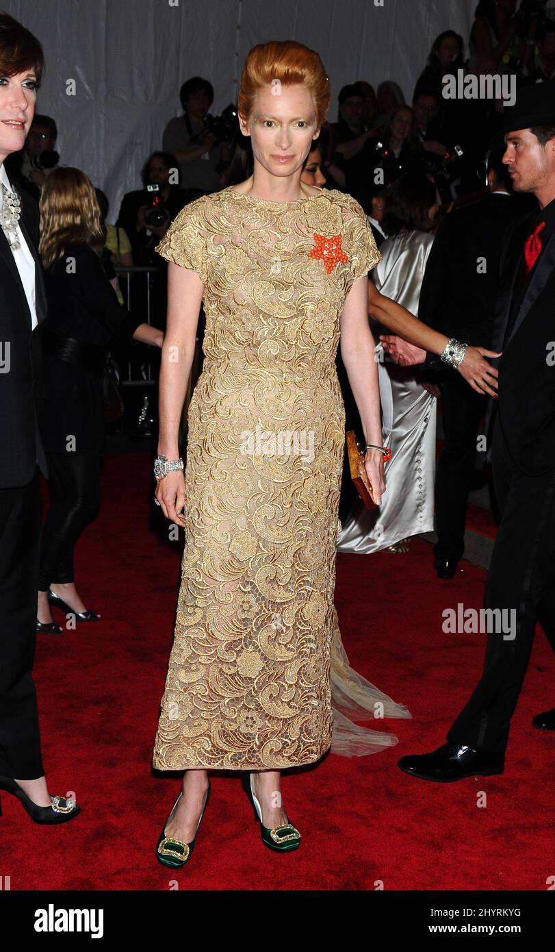 Tilda Swinton en arrivant au Gala du Costume Institute qui s'est tenu au Metropolitan Museum de New York. Banque D'Images