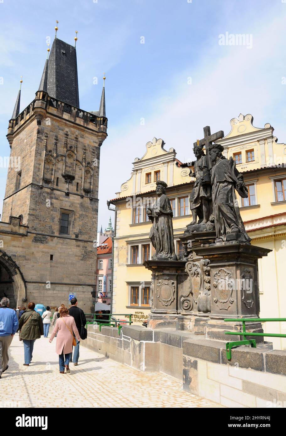 Tour du pont de la vieille ville sur le pont Charles. Le pont Charles est un pont historique célèbre qui traverse la Vltava à Prague, en République tchèque. Sa construction a commencé en 1357 sous les auspices du roi Charles IV, et s'est terminée au début du 15th siècle. Banque D'Images