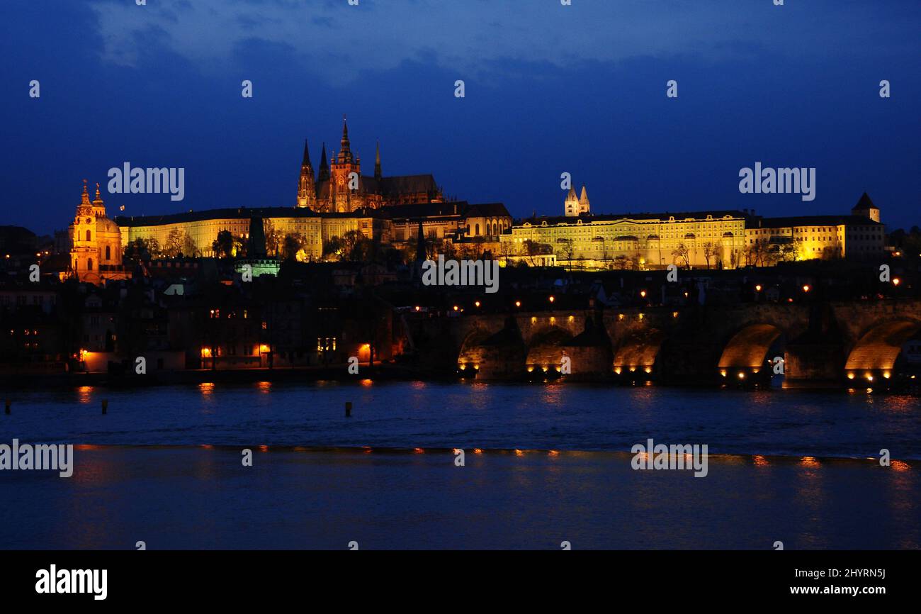 Le château de Prague est un château de Prague où les rois tchèques, les empereurs romains et les présidents de la Tchécoslovaquie et de la République tchèque ont eu leurs bureaux. Le pont Charles est un pont historique célèbre qui traverse la Vltava à Prague, en République tchèque. Sa construction a commencé en 1357 sous les auspices du roi Charles IV, et s'est terminée au début du 15th siècle. Banque D'Images