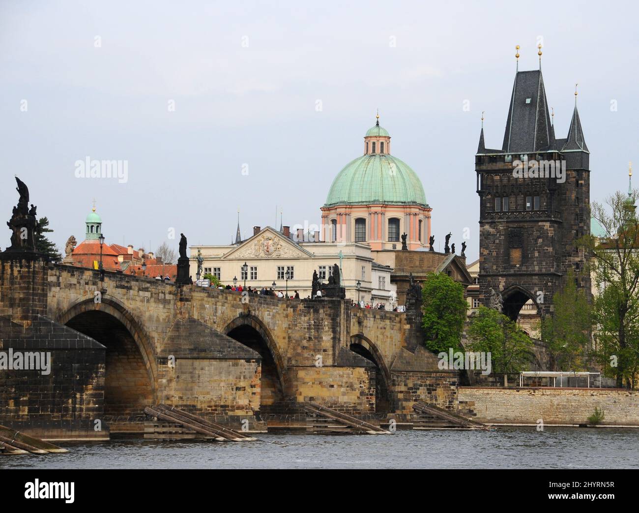 Le pont Charles est un pont historique célèbre qui traverse la Vltava à Prague, en République tchèque. Sa construction a commencé en 1357 sous les auspices du roi Charles IV, et s'est terminée au début du 15th siècle. Banque D'Images