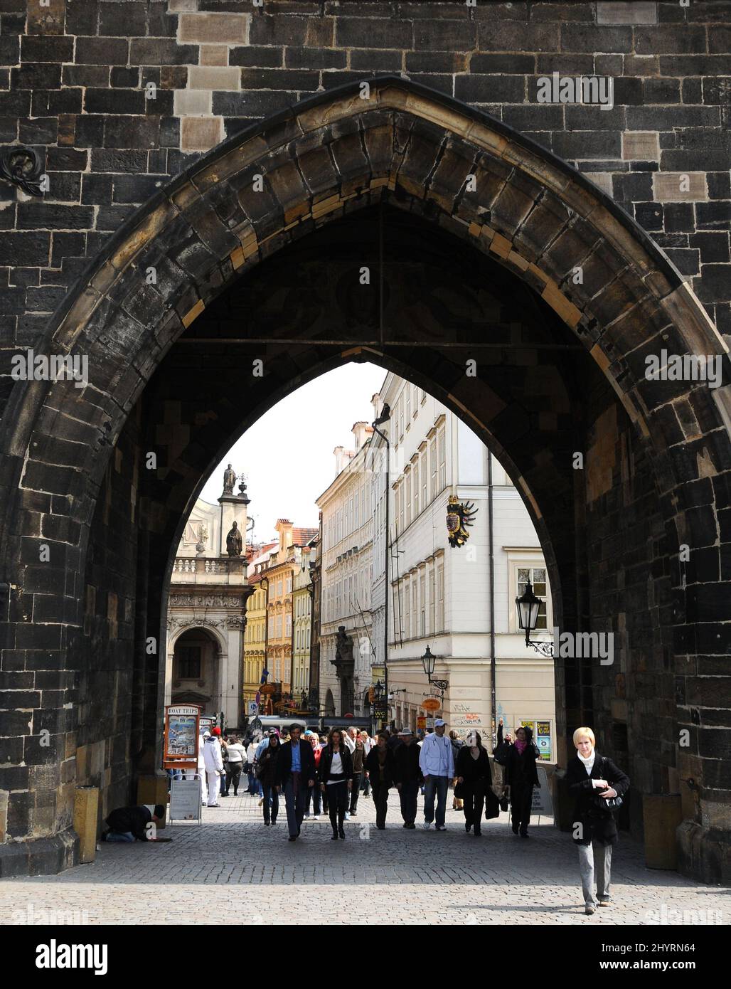 Arche sous la tour du pont Mala Strana sur le pont Charles. Le pont Charles est un pont historique célèbre qui traverse la Vltava à Prague, en République tchèque. Sa construction a commencé en 1357 sous les auspices du roi Charles IV, et s'est terminée au début du 15th siècle. Banque D'Images