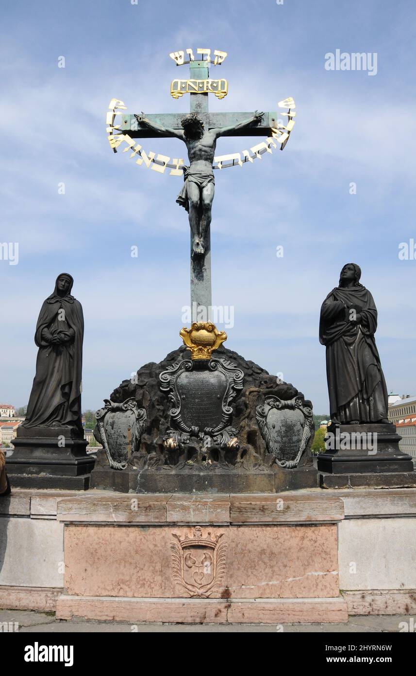 Statue de crucifixion sur le pont Charles. Le pont Charles est un pont historique célèbre qui traverse la Vltava à Prague, en République tchèque. Sa construction a commencé en 1357 sous les auspices du roi Charles IV, et s'est terminée au début du 15th siècle. Banque D'Images