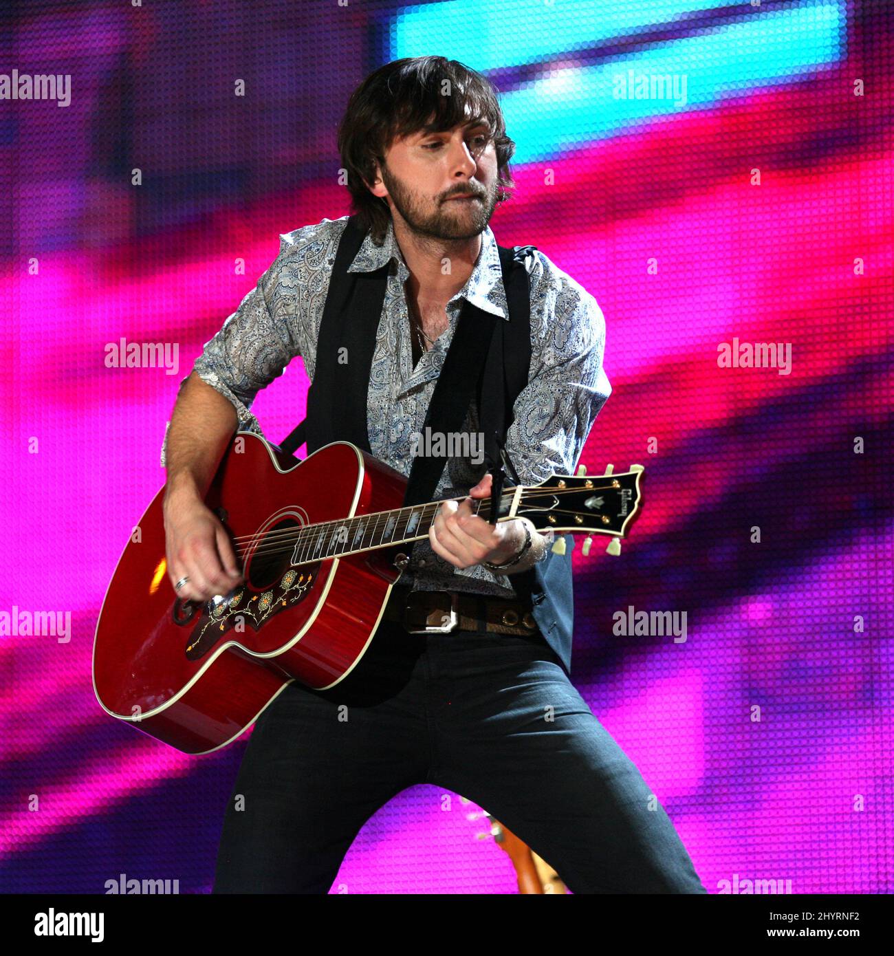 Dave Haywood de Lady Antebellum joue en direct sur scène le jour du festival de musique CMA des concerts de nuit qui ont lieu à LP Field, à Nashiville. Banque D'Images