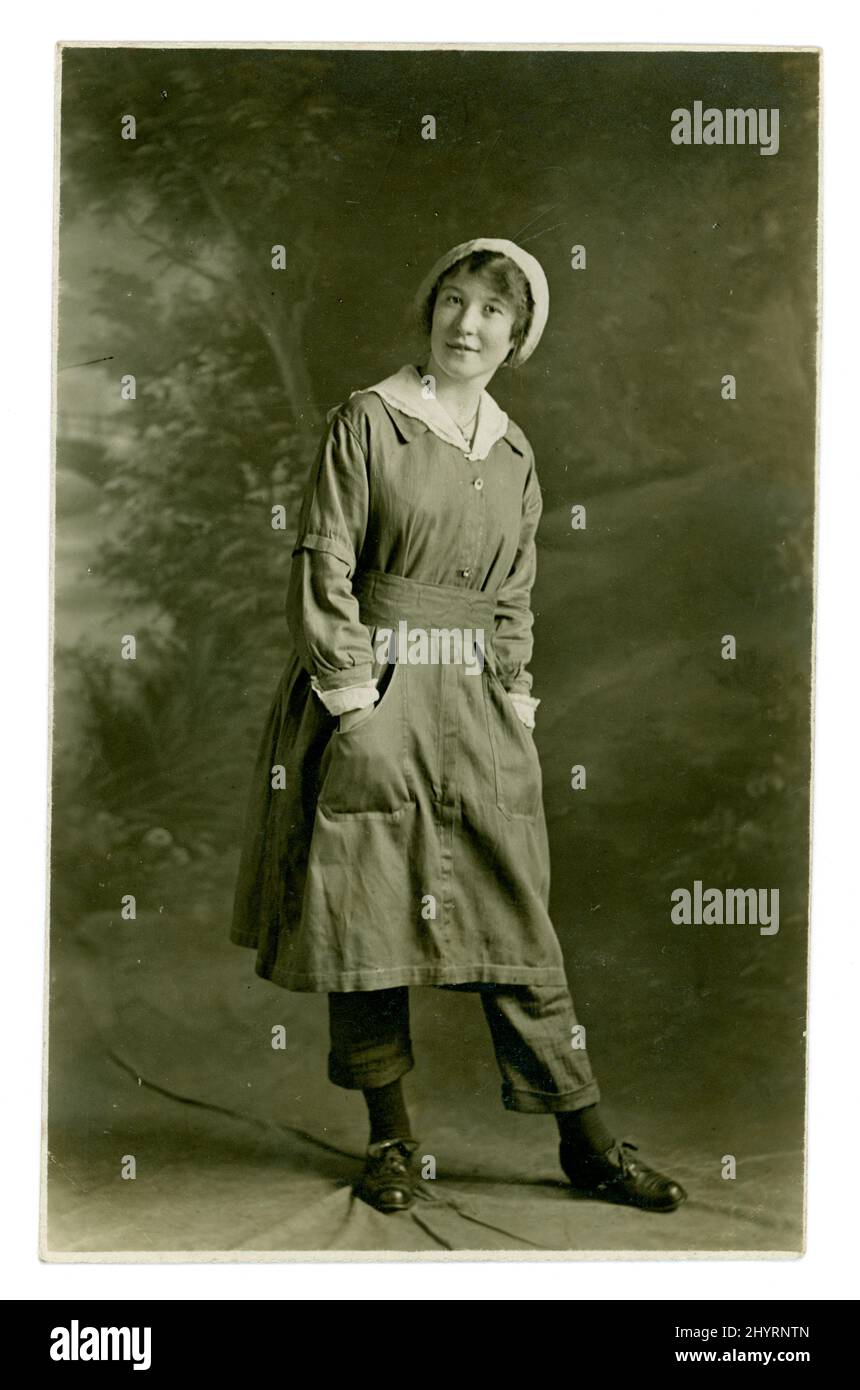 205-VBW1430 WW1 carte postale de femme poseuse de munitions montrant fièrement son uniforme, qui comprend des pantalons, peut-être Yorkshire, Royaume-Uni vers 1917 Banque D'Images