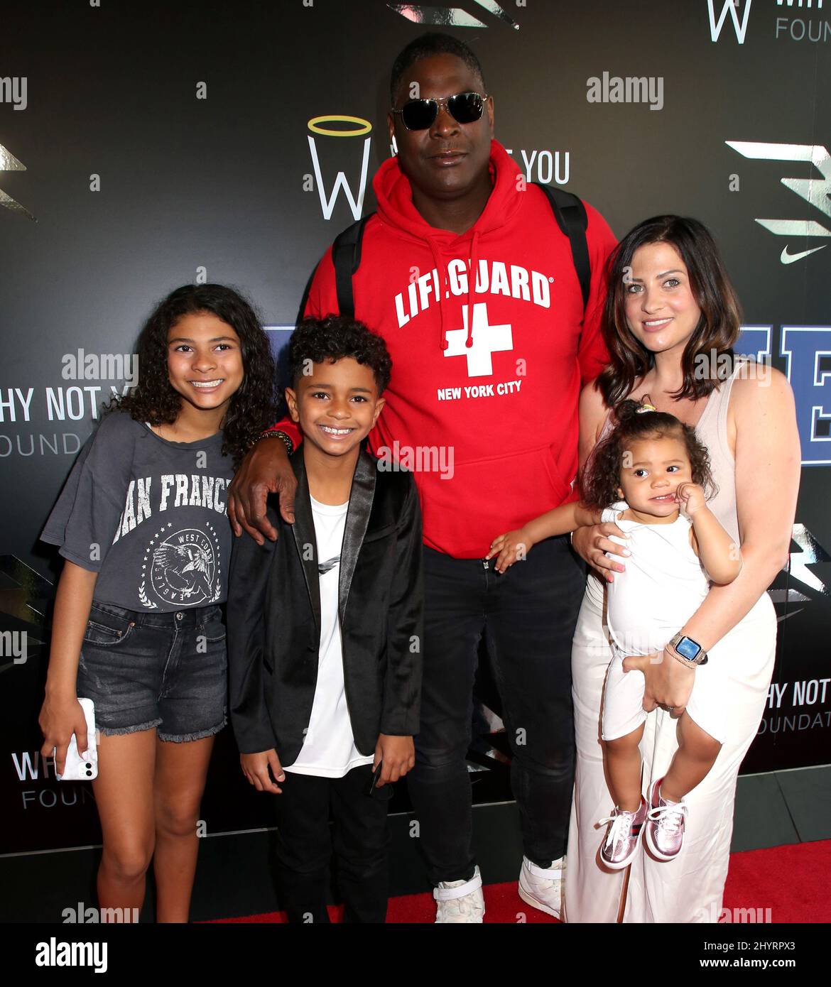 Keyshawn Johnson, Jennifer Conrad et les enfants participant au lancement de Russell Wilson et Ciara 3Brand qui s'est déroulé au Rookie USA Flagship Store le 24 juin 2021 à New York Banque D'Images