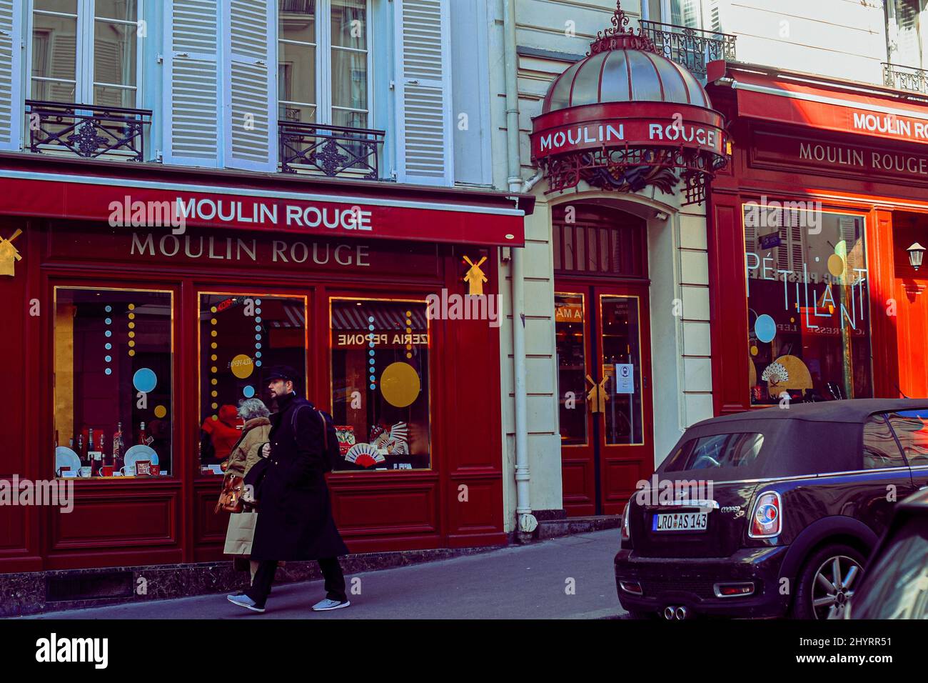 France. Paris. 03.08.2022 Moulin Rouge par beau temps ensoleillé, photo. Banque D'Images