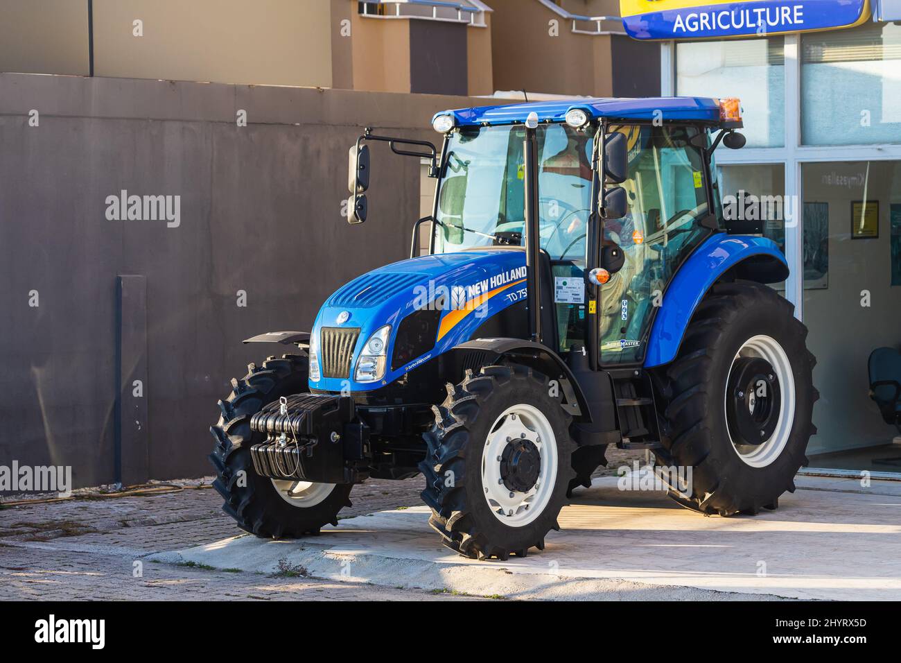 Side ; Turquie – 05 2022 mars : Blue Tractor est stationné dans la rue par une chaude journée d'été Banque D'Images