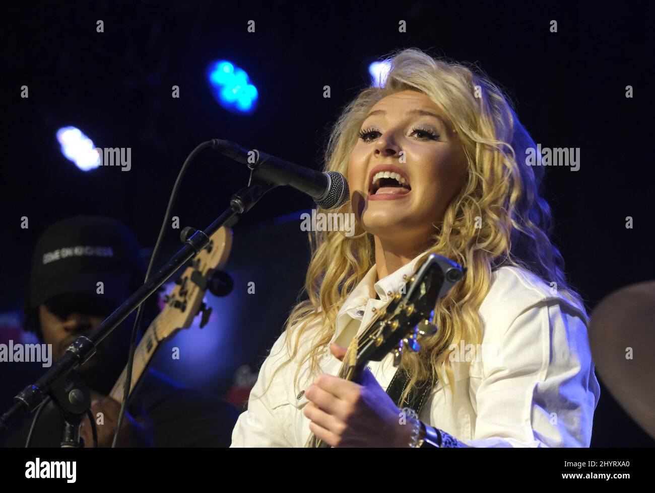 Paulina Jayne se produit à l'ouverture de RomaDrama LIVE! Fan Convention tenue à l'usine de Franklin le 30 juillet 2021 à Franklin, TN. Banque D'Images
