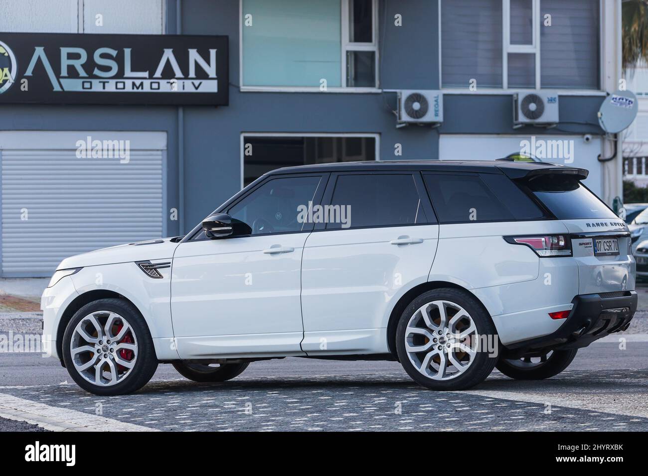 Side ; Turquie – Mars 05 2022 : White Land Rover Range Rover Sport est  stationné dans la rue par temps chaud Photo Stock - Alamy