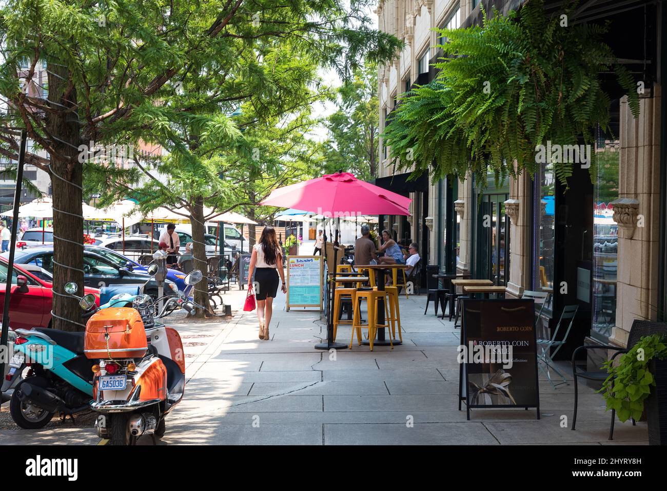 ASHEVILLE, NC, USA-22 LE 2021 JUILLET : un jour d'été sur page Ave. Dans le centre-ville, montrant des gens aux tables de cafés-terrasses, une femme bien habillée qui marche à côté. Banque D'Images