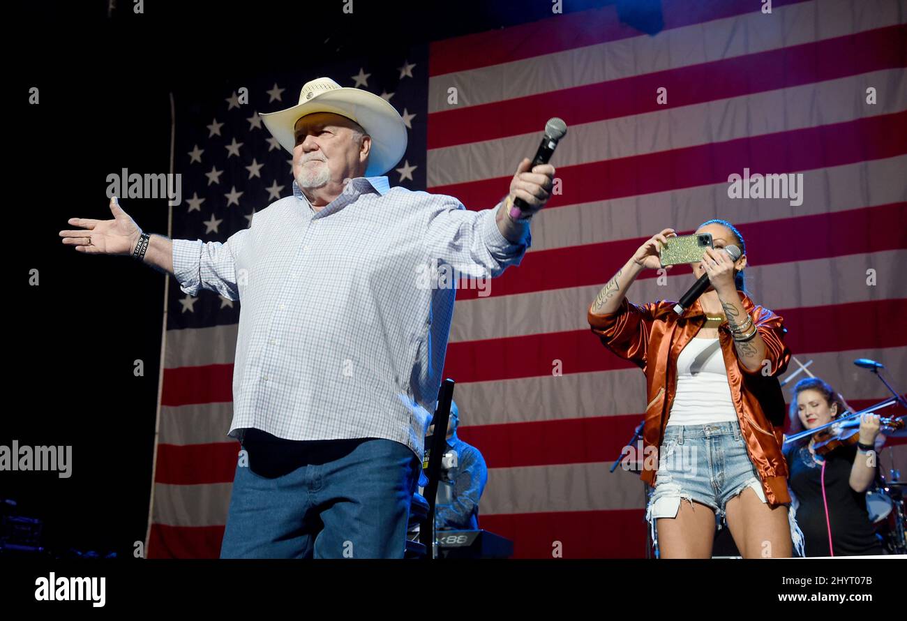 Johnny Lee et Cherish Lee se sont produits pendant le Jam volontaire : un salut musical à Charlie Daniels au Bridgestone Arena le 18 août 2021 à Nashville, TN. Banque D'Images