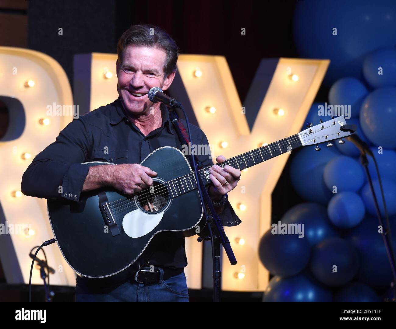 Dennis Quaid en train de jouer au Waverly Strong: Un concert pour les secours en cas de catastrophe tenu à la cave de vinification de la ville le 7 septembre 2021 à Nashville, TN. Banque D'Images
