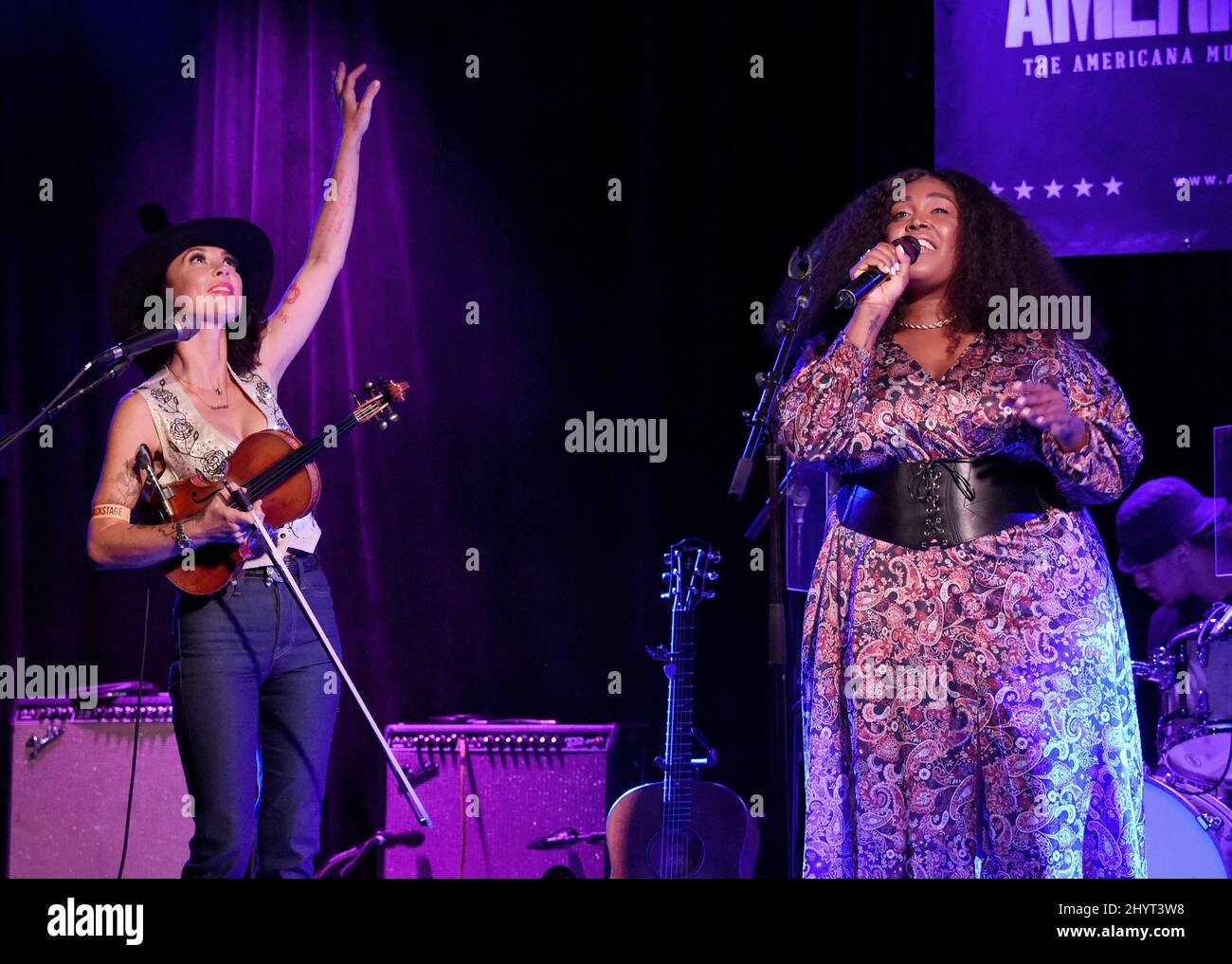 Amanda Shires et Brittney Spencer se sont produits pendant l'AmericanaFest 2021 à 3rd et Lindsley le 23 septembre 2021 à Nashville, Tennessee. Banque D'Images