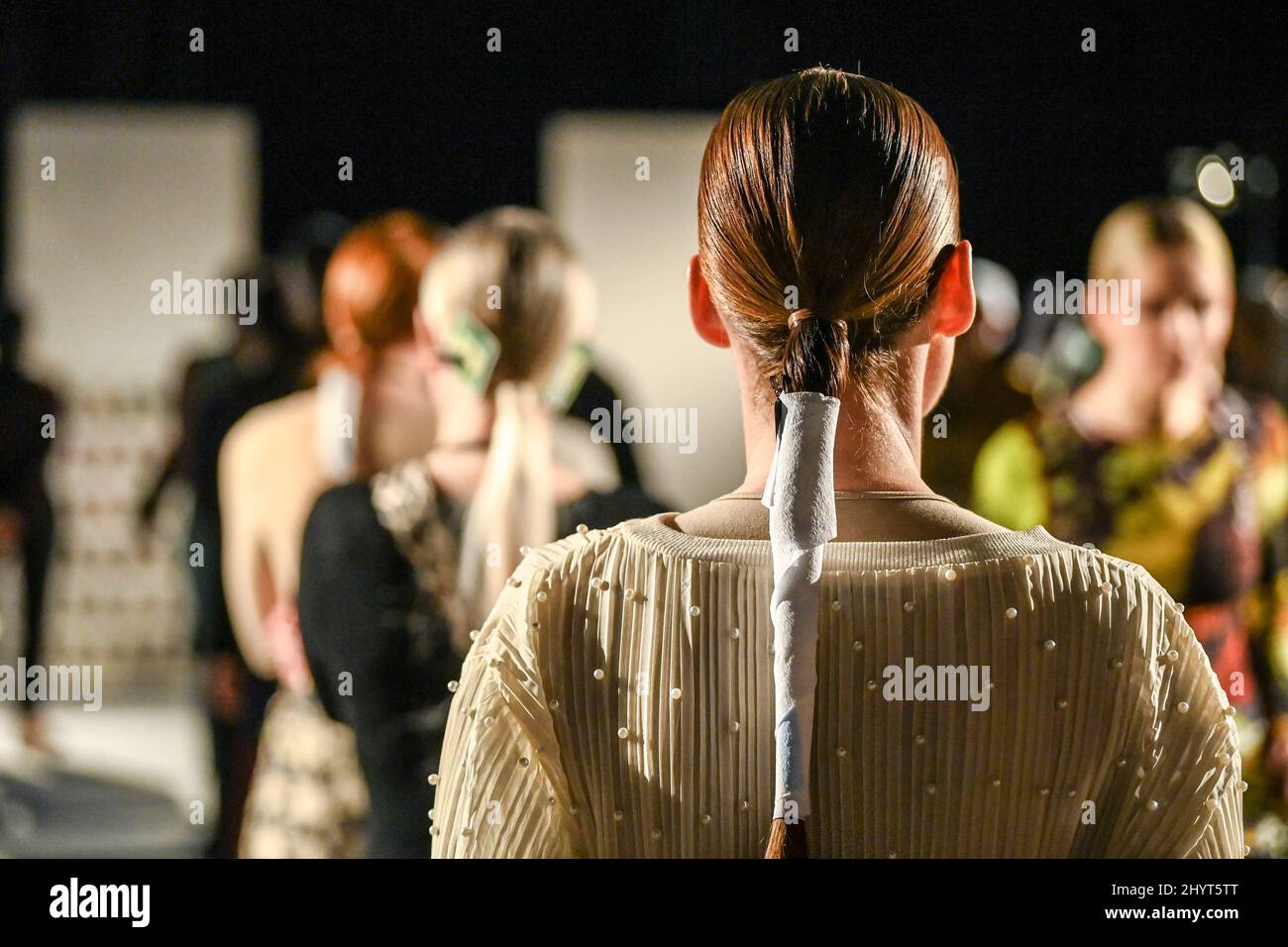 Berlin, Allemagne. 15th mars 2022. Semaine de la mode de Berlin : modèle debout dans les coulisses des répétitions avant le spectacle du designer Marcel Ostertag à la Mercedes-Benz Fashion week. Credit: Jens Kalaene/dpa-Zentralbild/dpa/Alay Live News Banque D'Images