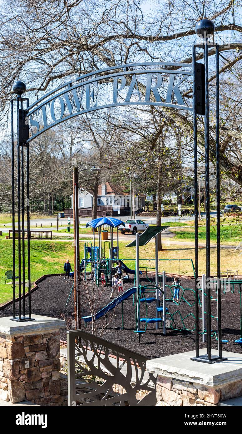 BELMONT, NC, USA-8 MARS 2022: Stowe Park dans le centre-ville. Montre l'aire de jeux pour enfants, avec des enfants et des adultes à distance, et un panneau voûté sur l'entrée Banque D'Images