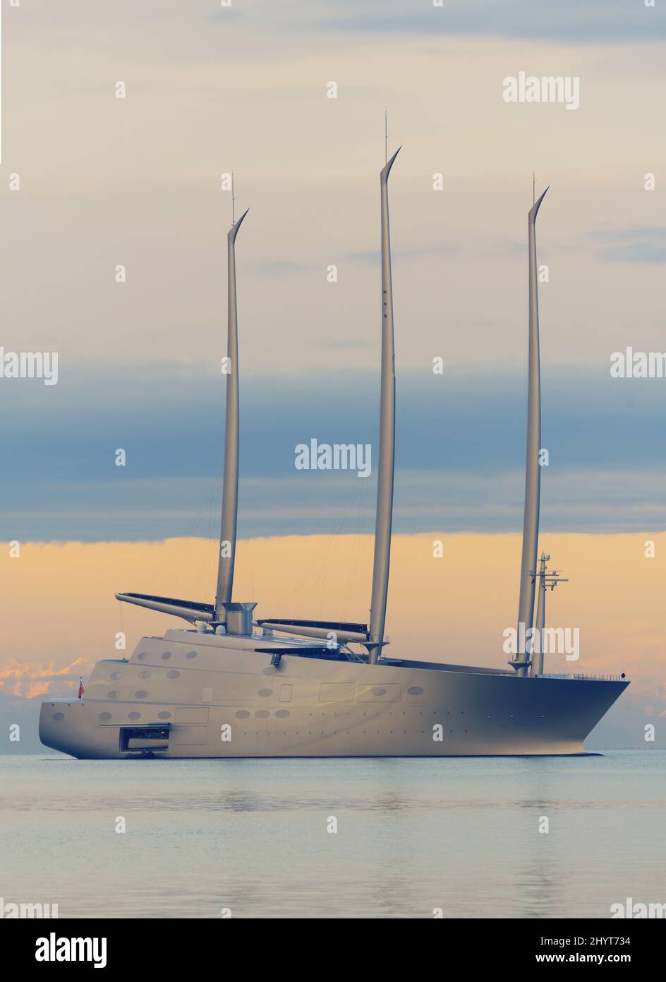 Koper, Slovénie - 10 décembre 2021: Méga yacht White Pearl appartenant à un milliardaire russe dans la mer adriatique près de Koper, Slovénie Banque D'Images